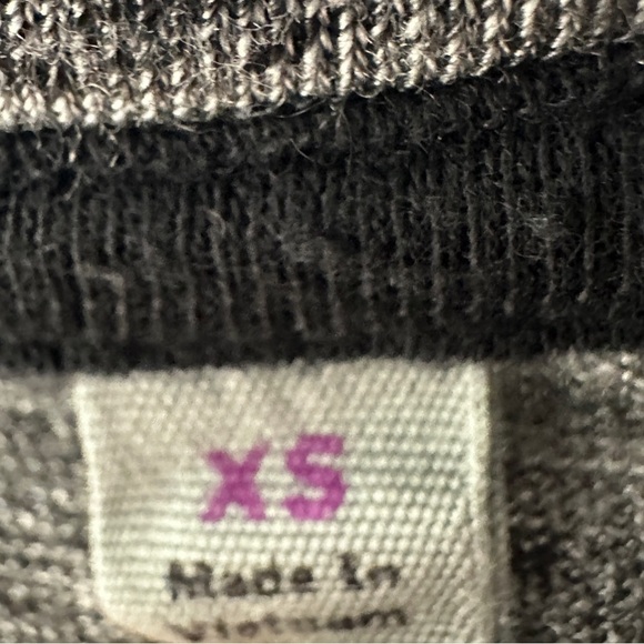 Athleta Grey Front Knot Long Sleeve Shirt Size XS Workout Activewear Pullover - Picture 2 of 3